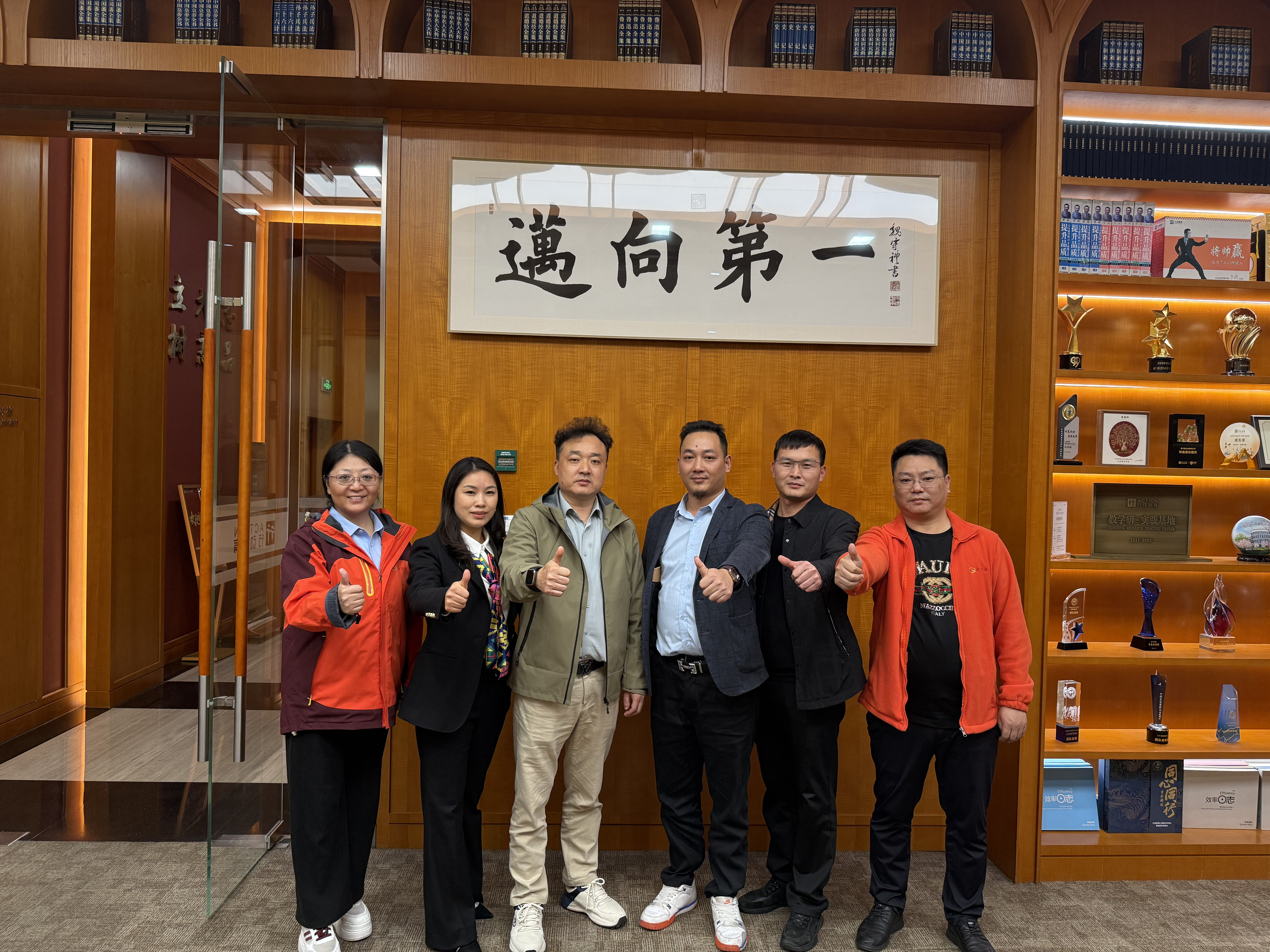 O treinamento externo impulsiona o crescimento: JINSIXI melhora significativamente as capacidades de gerenciamento de desempenho